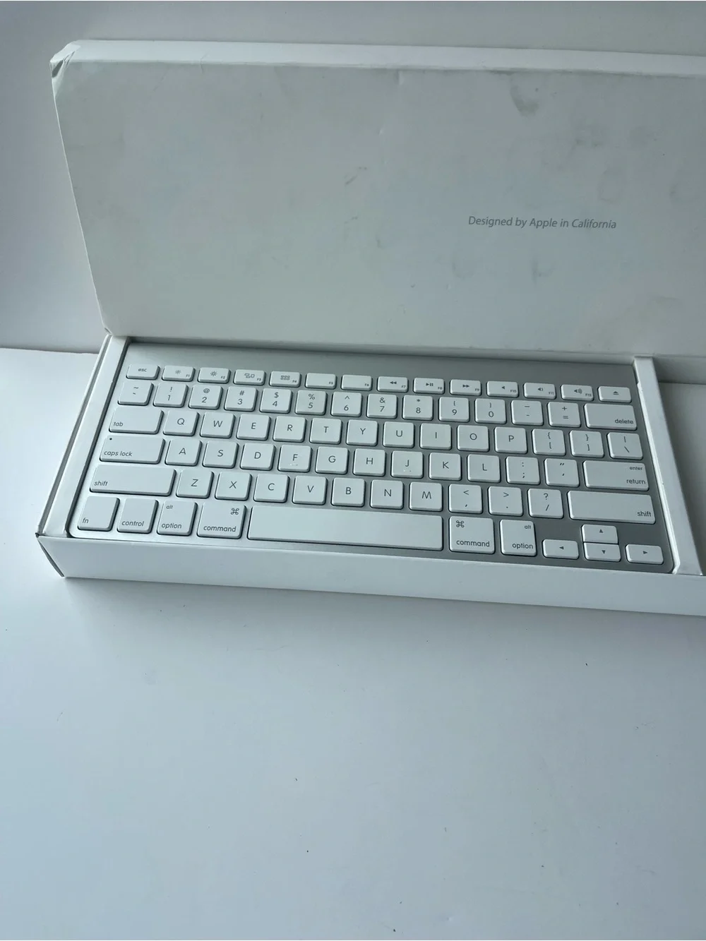 Apple Magic Keyboard Model A1314 Wireless Bluetooth Genuine AA Battery Powered